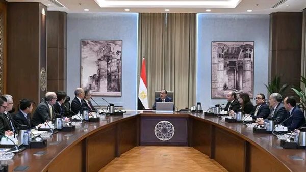 رئيس الوزراء يستعرض موقف أكبر مصنع للضفائر الكهربائية في العالم