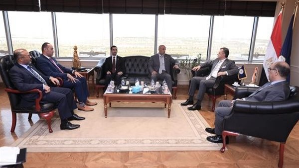 وزير السياحة والآثار يلتقي بوفد من كلية الدفاع الوطني الإماراتية 