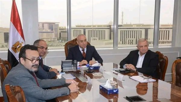 وزير الإسكان يتابع موقف تنفيذ مشروع تحسين المياه بمصرف كيتشنر بـ3 محافظات
