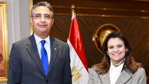 وزيرة الهجرة تبحث سبل استفادة المصريين بالخارج من الخدمات البريدية