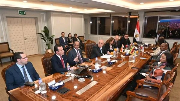 وزير الإسكان يعرض على نظيره من زيمبابوي التجربة العمرانية المصرية