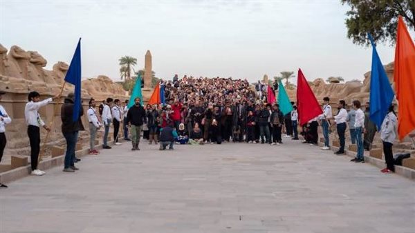 طلاب المدارس يشهدون ظاهرة تعامد الشمس على معابد الكرنك