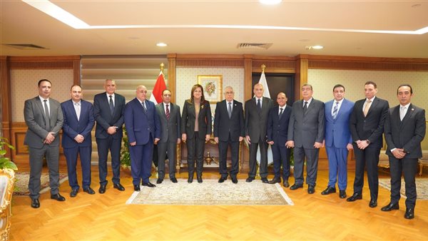 وزيرة التخطيط والنائب العام يوقعان بروتوكول لتشغيل 20 مركز متنقل 