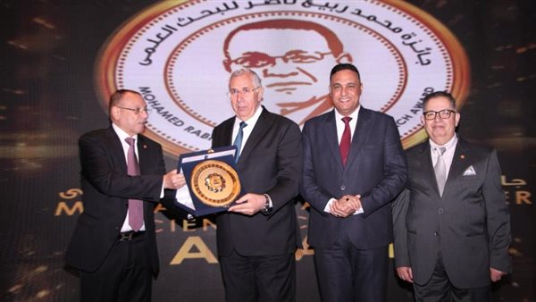 وزير الزراعة يسلم الفائزين بجائزة جامعة الدلتا في مجال الزراعة والأمن الغذائي