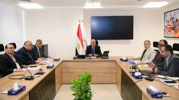 «سويلم» يتابع أعمال حماية بحيرة المنزلة وتكريك مصب النيل فرعي رشيد وجمصة