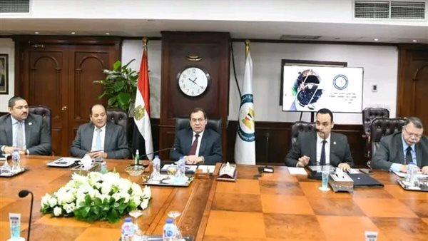 وزير البترول يستعرض الموقف التنفيذي لمبادرة تحويل السيارات للعمل بالغاز الطبيعى المضغوط