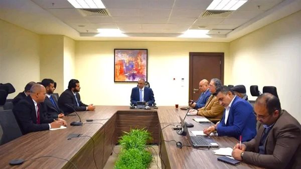 نائب وزير الإسكان يبحث توطين صناعة مضخات مياه الشرب والصرف الصحي بمصر