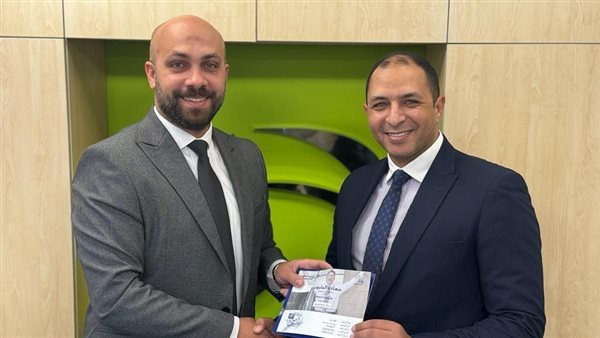 المصرف المتحد يمنح صاحب اول معاملة بنكية شهادة المليونير هدية احتفالا بـ2024