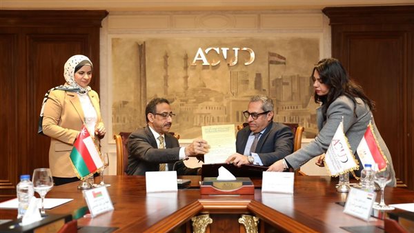 «العاصمة الإدارية للتنمية العمرانية» والسفارة العمانية بالقاهرة توقعان عقد بيع قطعة أرض 
