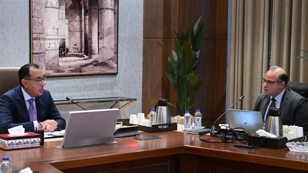 رئيس الوزراء يتابع مع رئيس هيئة الرقابة المالية جهود تطوير وتنمية القطاع المالي غير المصرفي