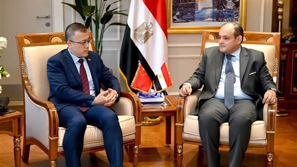 وزير الصناعة يبحث مع نائب السفير الصيني ترتيبات إيفاد وفد الوزارة والغرف التجارية والصناعية للعاصمة بكين 