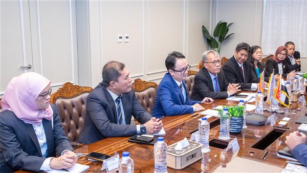 اقتصادية قناة السويس تستقبل نائب وزير التجارة والصناعة الإندونيسى لبحث التعاون المشترك