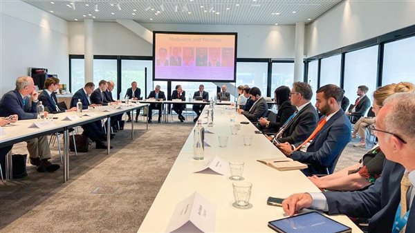 رئيس المنطقة الاقتصادية لقناة السويس يستعرض استراتيجية الهيدروجين الأخضر