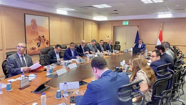  وزير السياحة يواصل اجتماعاته الدورية لمناقشة سبل تطوير منتج السياحة النيلية في مصر