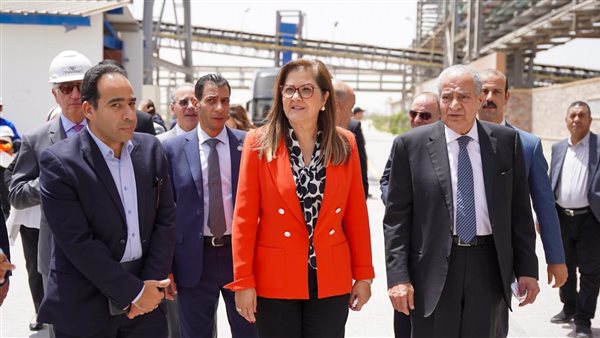 وزيرا التخطيط والتموين يتفقدون مصنع الشركة الشرقية