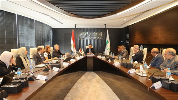 شريف فاروق يلتقي ممثلي غرفة التجارة الأمريكية وكبرى شركات البريد السريع في مصر