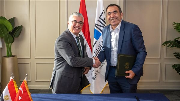 اقتصادية قناة السويس توقع عقد حق انتفاع لمصنع 