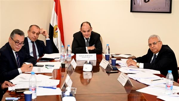 وزير الصناعة يترأس لجنة الاختبارات الشفهية للمتقدمين للعمل بوظيفة ملحق تجاري بالوزارة