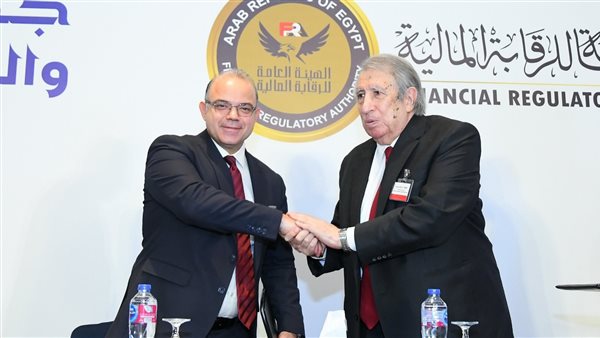 المحاسبين والمراجعين المصرية تكرم الدكتور محمد فريد لمجهوداته في تطوير معايير المحاسبة