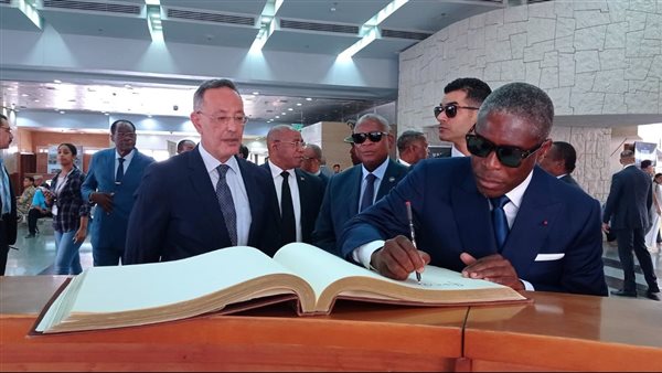 وفدًا رفيع المستوى من غينيا الاستوائية يزور المتحف القومي للحضارة المصرية
