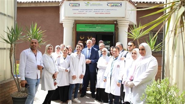 وزير الزراعة يتفقد معمل سمارت لاب لتشخيص الأمراض النباتية 