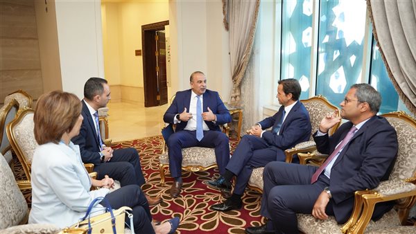 نائب وزيرة التخطيط يبحث مع مدير منطقة أفريقيا بشركة نيسان للسيارات تعزيز التعاون 