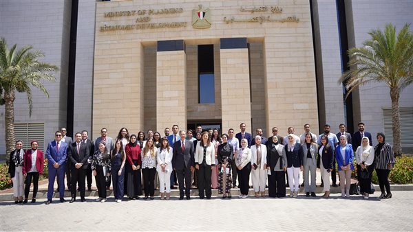 وزيرة التخطيط تلتقي شباب الوزارة لمتابعة سير العمل ومناقشة مقترحاتهم للتطوير