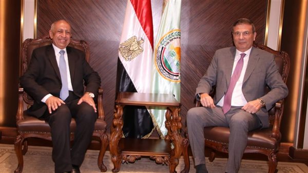 وزير الزراعة يستقبل المهنئين ويجتمع بالقيادات..ويؤكد على استكمال خطط التنمية الريفية والتطوير 