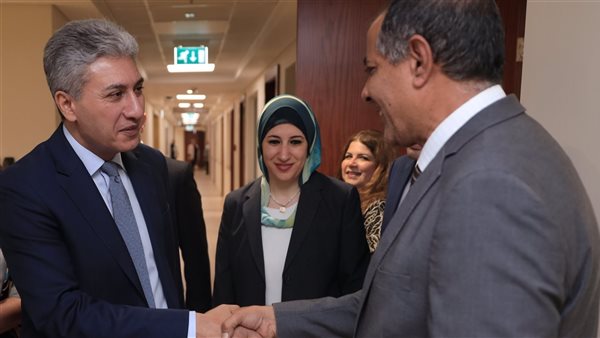 شريف عيسي يتجول بالوزارة للتعرف على الموظفين والعاملين بالإدارات المختلفة والهيئات التابعة 