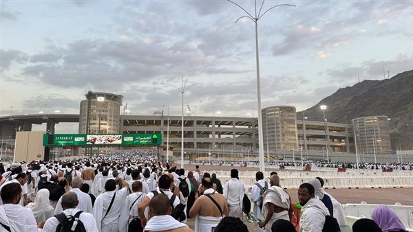السياحة: الحجاج يواصلون رمي الجمرات في أول أيام التشريق بمنى