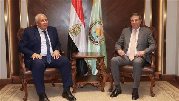 وزير الزراعة لوفد جامعة الصين