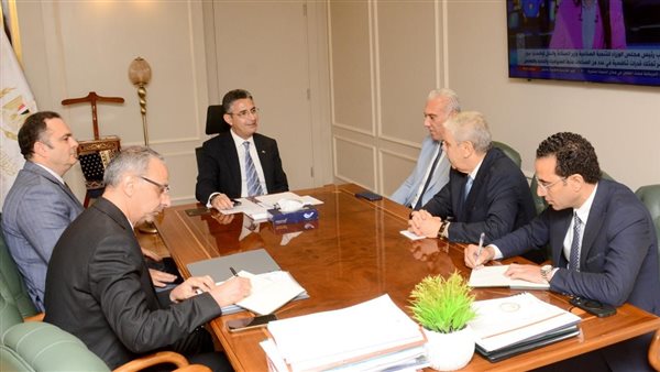 وزير التموين يجتمع برؤساء ٣ شركات تشمل شركتى الجملة والمجمعات الاستهلاكية التابعة للقابضة للصناعات الغذائية 