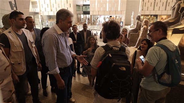 وزير السياحة يلتقي بمجموعة من الزائرين والسائحين الأجانب بمنطقة الدرج العظيم بالمتحف المصري 