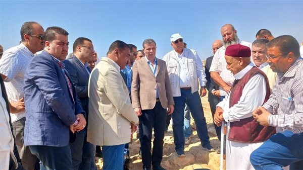وزير الزراعة ومحافظ مطروح يتفقدان جهود التنمية الزراعية في منطقة وادى الحريقة 