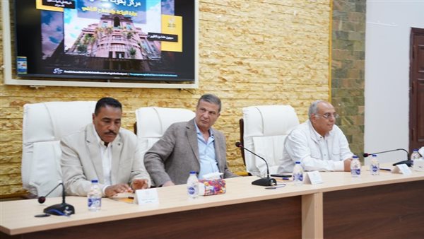 وزير الزراعة ومحافظ مطروح يلتقيان الباحثين لبحث التحديات الزراعية في البيئات الصحراوية