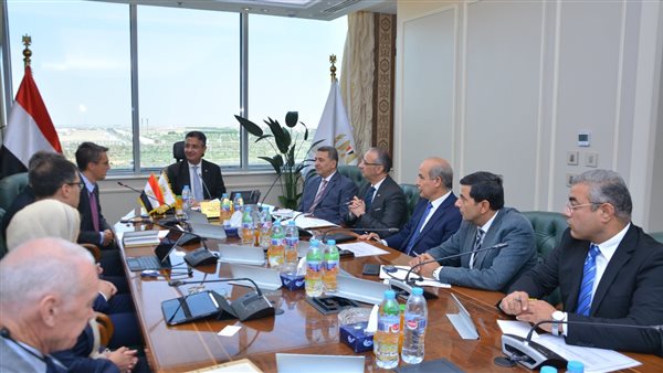 وزير التموين يجتمع مع وفد من البنك الدولى لمتابعة زيادة السعات التخزينية لصوامع الحبوب