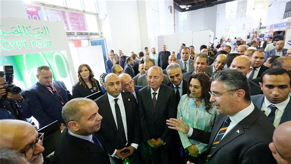 وزير التموين يتفقد جناح البريد في معرض اهلا مدارس ويشيد بالخدمات التي يقدمها للمواطنين