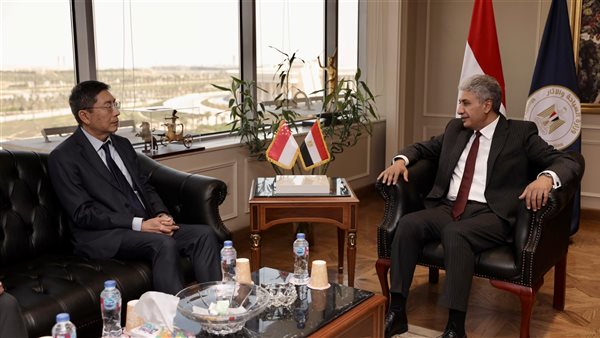  ⁠وزير السياحة وسفير سنغافورة يبحثان سبل التعاون وتنمية فرص الاستثمار السياحي