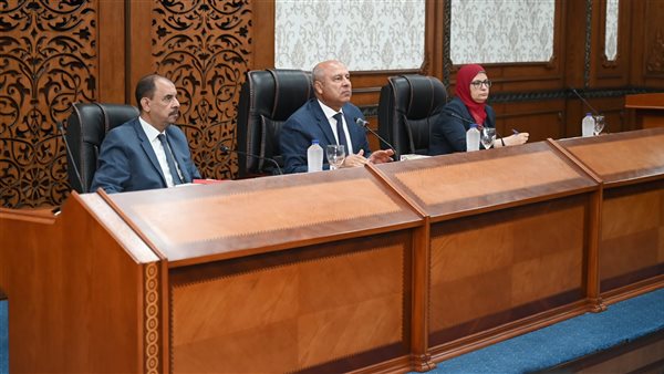 وزير الصناعة يبحث مع محافظ ومستثمري سوهاج تحديات المناطق الصناعية وسبل حلها