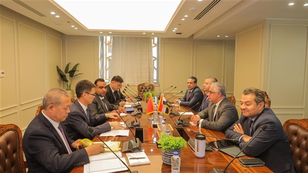 رئيس اقتصادية قناة السويس يلتقي رئيس دايون جوانزو Dayun Guangzhou لبحث توسعات الشركة 