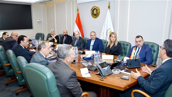 وزير التموين يجتمع مع رئيس البريد وممثلي شركة فيزا لبحث أوجه التعاون المختلفة