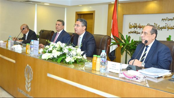 وزير التموين يترأس اجتماع مجلس إدارة الشركة القابضة للصناعات الغذائية لمتابعة توفير السلع