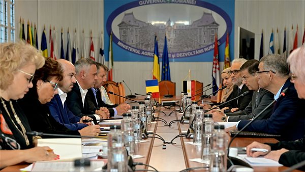 وزير الزراعة يبحث مع نظيره الروماني سبل التعاون في القطاع الزراعي 