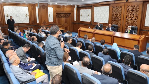  وزير الصناعة يبحث مع محافظ ومستثمري الفيوم تحديات المناطق الصناعية بالمحافظة وسبل حلها