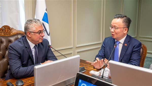 رئيس اقتصادية قناة السويس يلتقي وفد من هونج كونج لبحث سبل التعاون في القطاعات المستهدفة