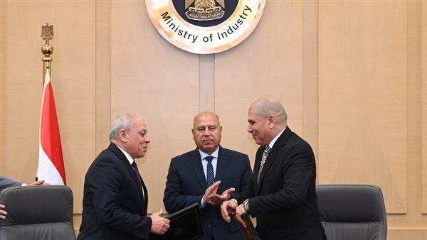 الوزير يشهد توقيع برتوكول تعاون بين الجهاز التنفيذي للمشروعات الصناعية والتعدينية وهيئة تنمية الصعيد