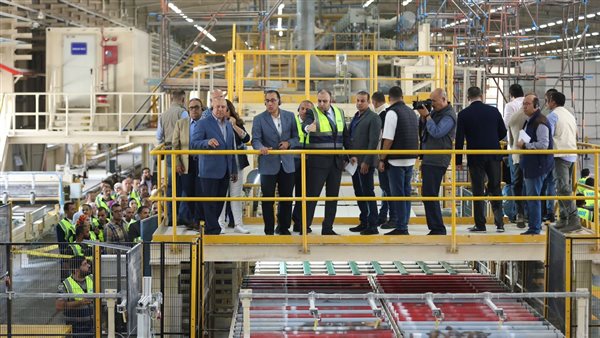 رئيس الوزراء يتفقد مصنع شركة 