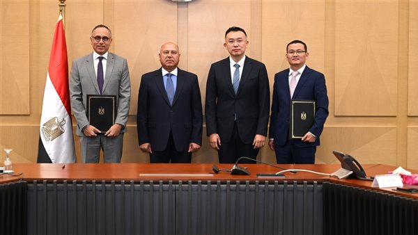  وزير الصناعة يشهد توقيع اتفاق بين بايك الصينية وألكان لإقامة مصنع لإنتاج سيارات كهربائية 