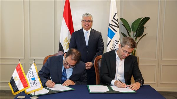 رئيس اقتصادية قناة السويس يشهد توقيع عقد مشروع شركة بيرل لإنتاج البولي يوريثان 