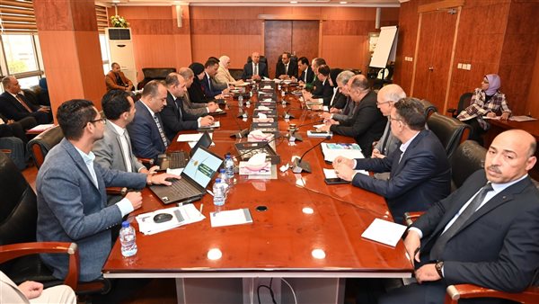 وزير الصناعة يبحث مع محافظ ومستثمري قنا تحديات المناطق الصناعية بالمحافظة وسبل حلها